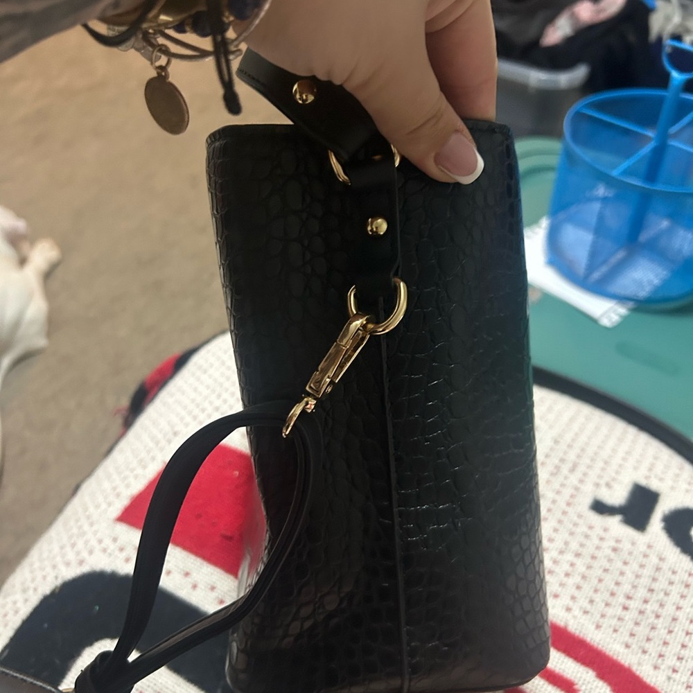 Elegant Black Crocodile-Embossed Women's Bag